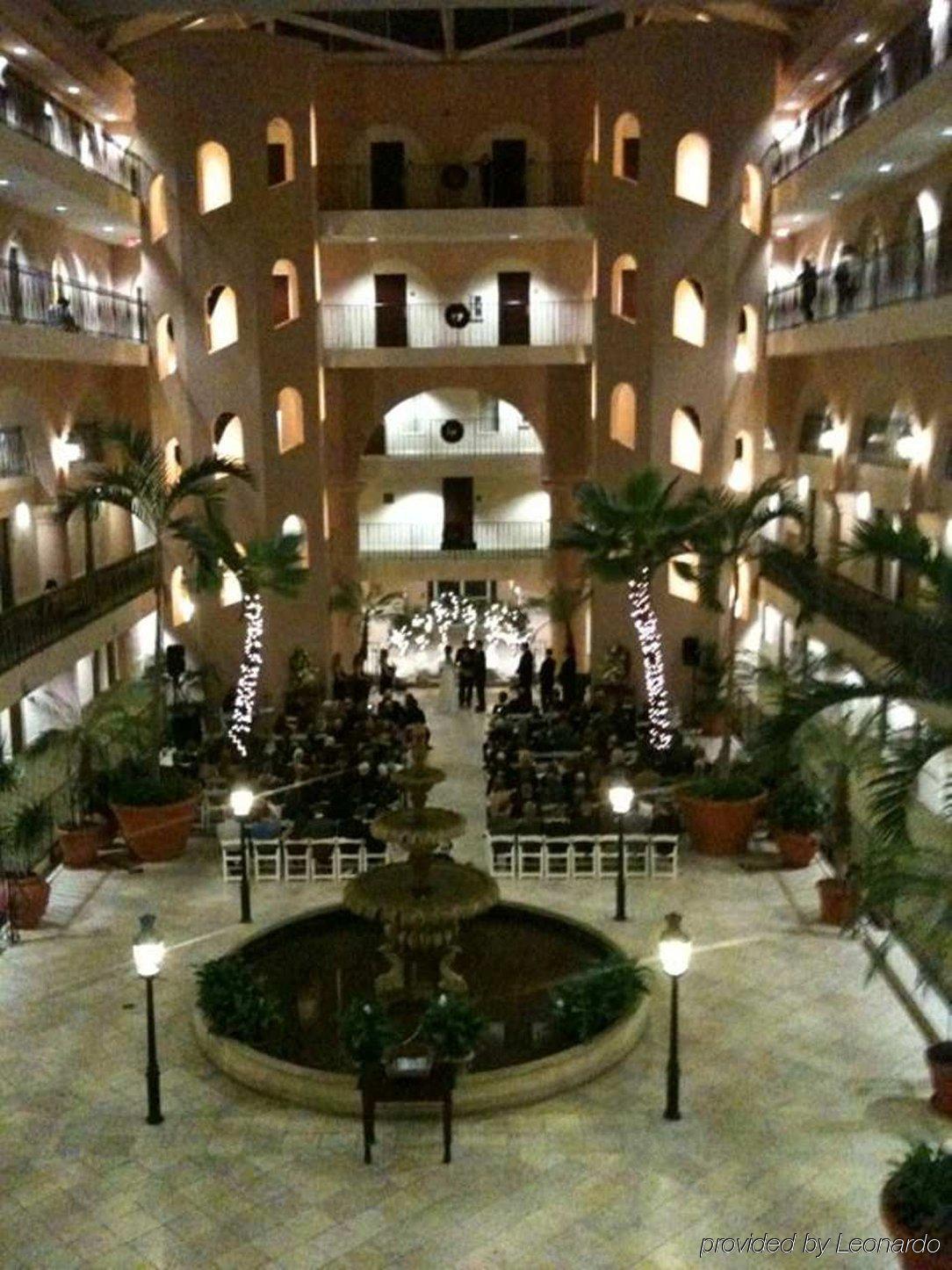 Embassy Suites Charleston - Historic District Интериор снимка